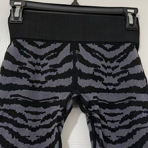 Bombshell Leggings M/L seamless tiger print